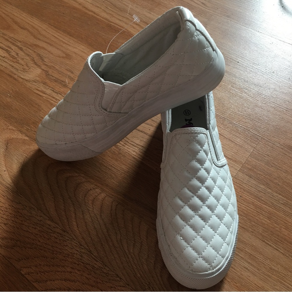 New Mudd flat sneakers size 8.5.